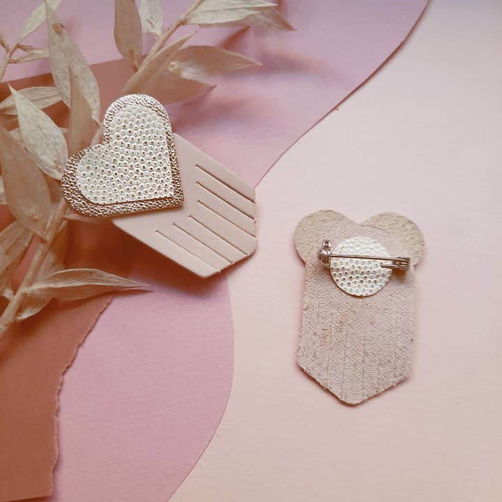 Läderbrosch hjärta EX-VOTO elfenben för wholesale av Ni une ni deux