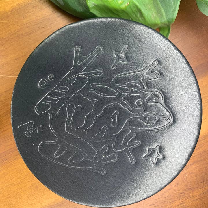 Sottobicchiere in pelle - Astral Emma Frog per la vendita all'ingrosso da parte di Uptown Common