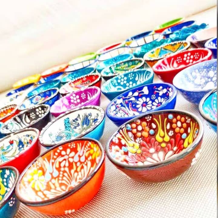 Bols en poterie variés de nouvelle conception - 50 pièces pour la vente par Mediterranean Collection