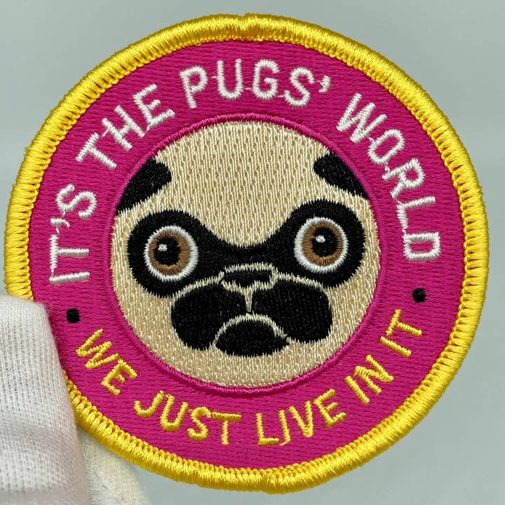 «Es el mundo de los Pugs. Simplemente vivimos en él». Parche bordado para venta al por mayor de Nerfect Artistic Novelties