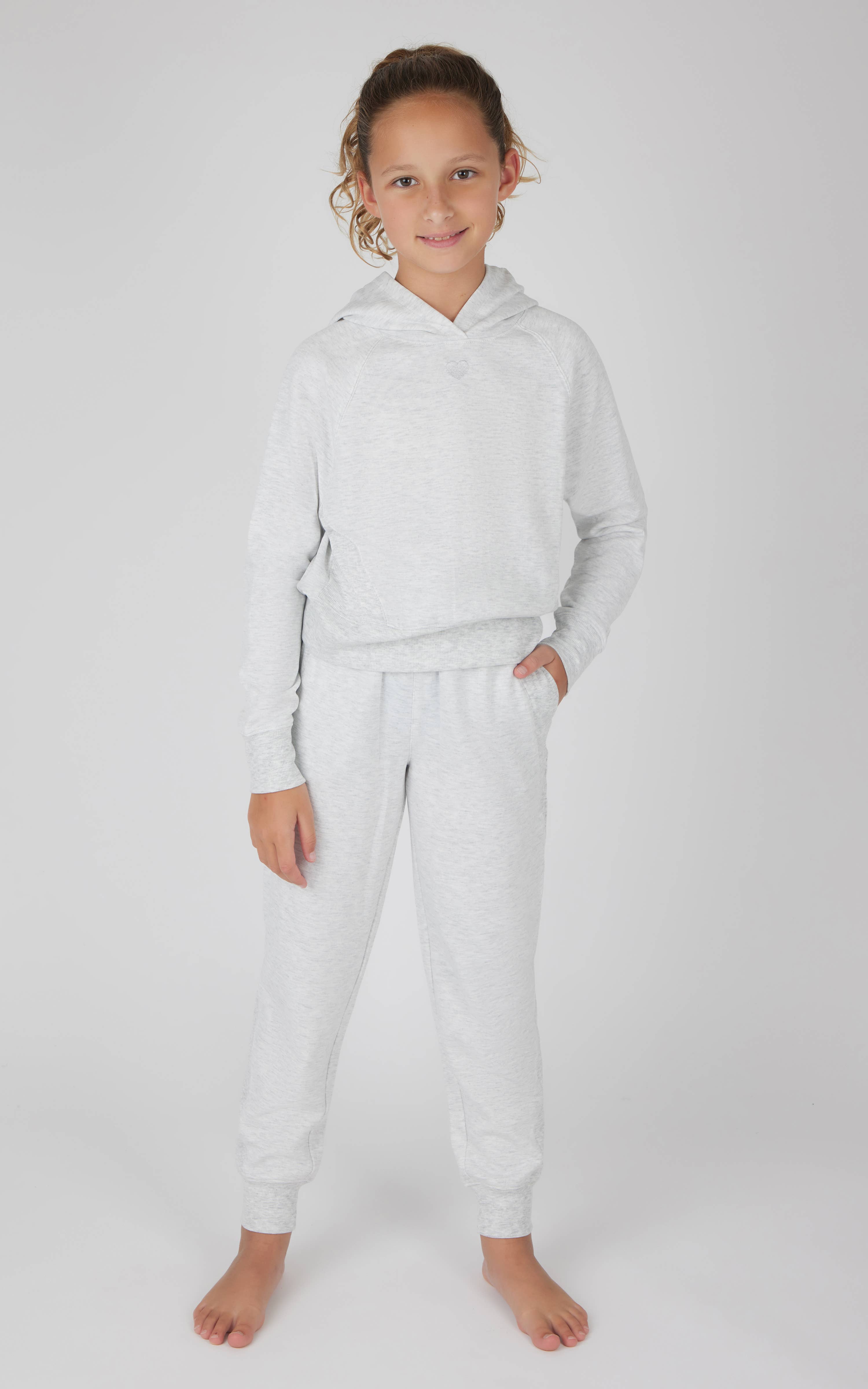 90 Degree by Reflex & Yogalicious - Wholesale Loungeset - Kinderen - Meisjes Tiener Borduurwerk Hoodie en Joggingpak Set4