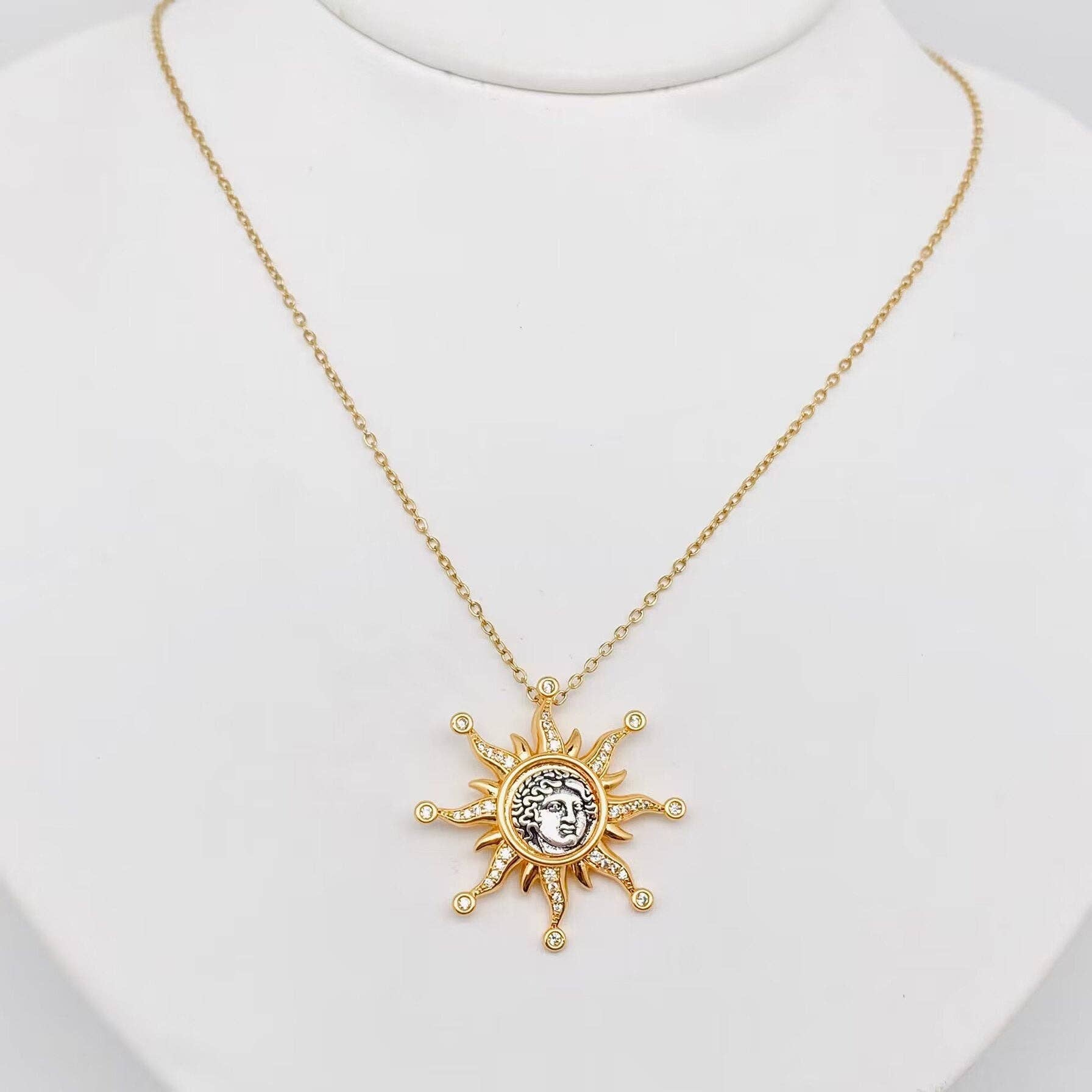 Mio Queena – Großhandel Kette mit Anhänger/Charm – Sun God Apollo Halskette mit Anhänger, vergoldet1