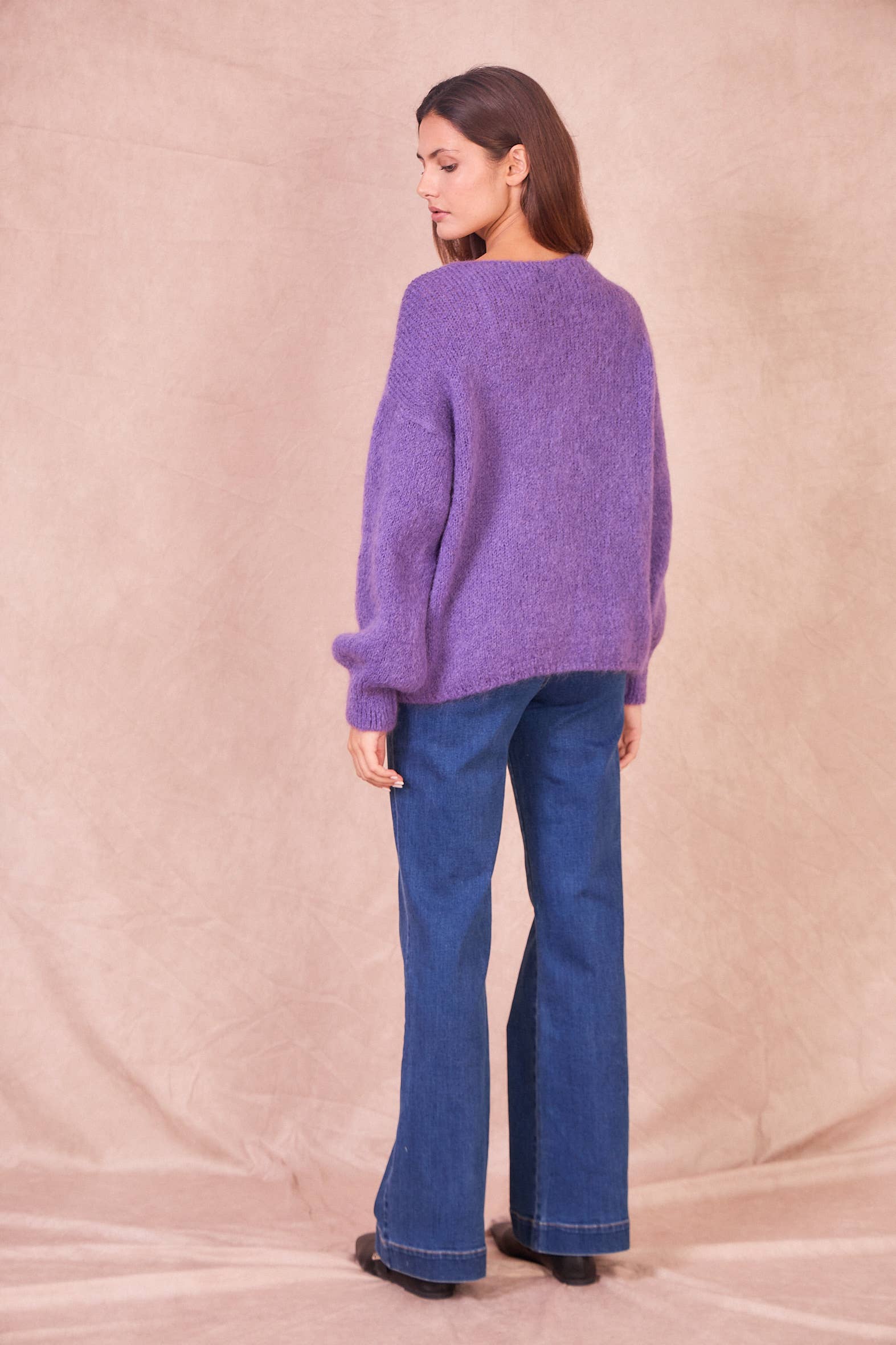 Calie Paris – wholesale Knitted jumper – Women′s – Oversized V-Neck Sweater12