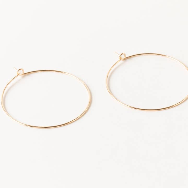 Essentielle Creolen (1,5 Zoll) | Goldfüllung für den Großhandel von Sheena Marshall Jewelry