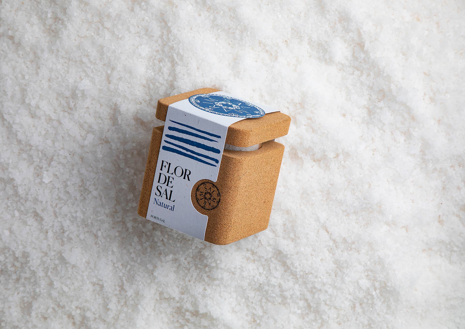 Salmarim - Wholesale Salt - natural fleur de sel in cork salt shaker red dot award1