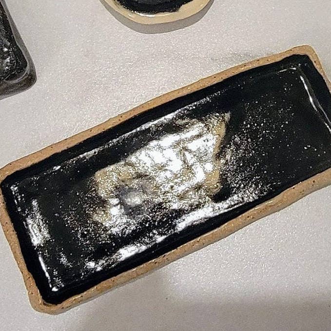 Petit plat à anneaux en grès noir, bijoux faits à la main en céramique pour la vente par Rough Ware