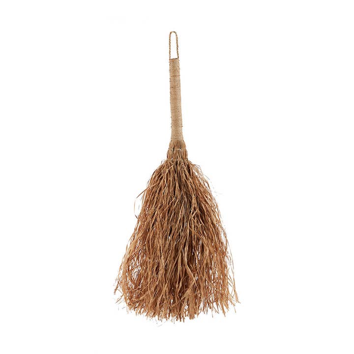 Bazar Bizar Living – wholesale Dimensionell/3D-väggkonst – The Grumpy Broom – dekorativ kvast i naturlig stil0