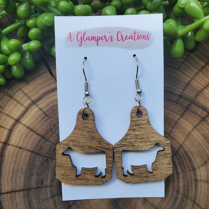 Boucles d'oreilles en bois avec étiquette de vache découpée pour la vente par A Glamper's Creations LLC