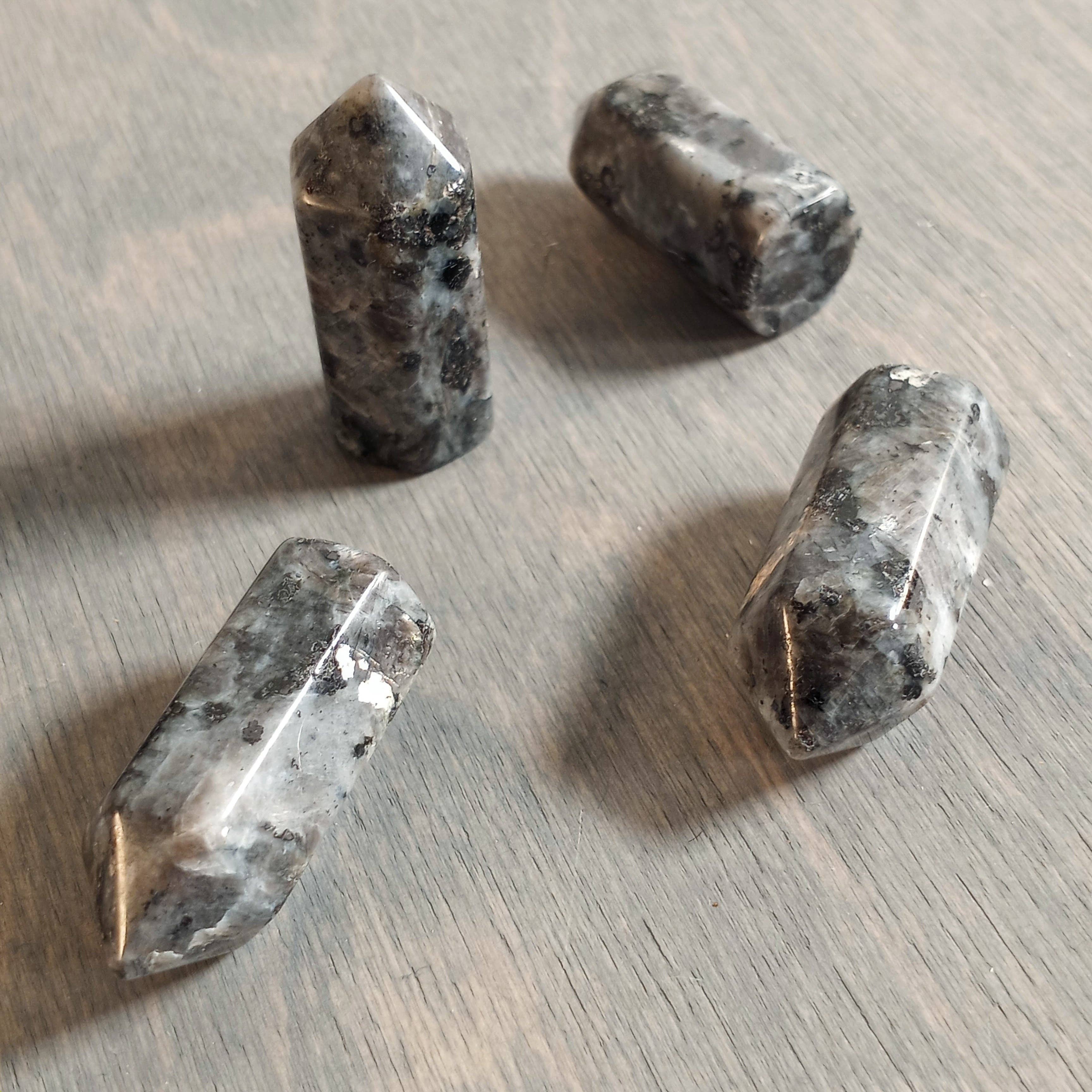 Keystone Crystals - Vente Pierre et cristal de spiritualité - Obélisque Trapu en Pierre Précieuse – Petite Tour en Cristal Sculpté24