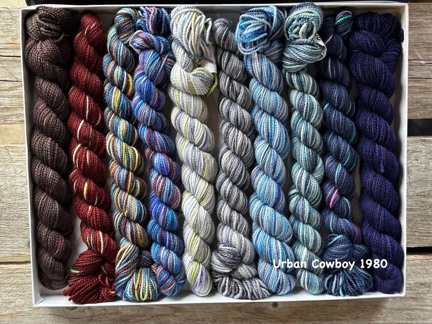 Koigu Wool Designs - Venta al por mayor Hilos - Producto 2 de LYS Day KOIGU 2024: estuches para lápices con paquete de regalo8