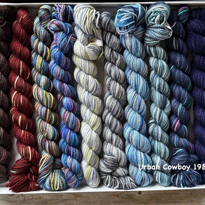 Koigu Wool Designs - Venta al por mayor Hilos - Producto 2 de LYS Day KOIGU 2024: estuches para lápices con paquete de regalo8