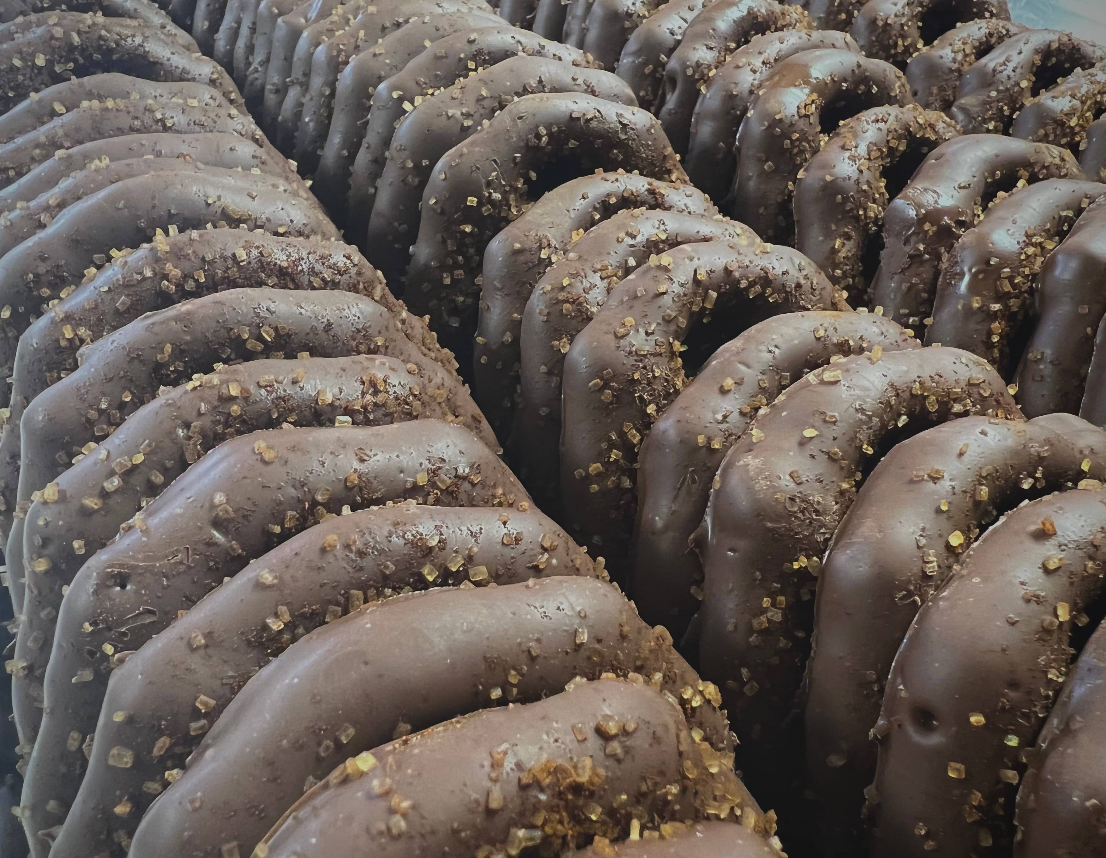 O'Shea's Candies Sweet Shop - Wholesale Pretzels - 2PK NEW Cinnamon Sugar Milk Choc. Pennsylvania Pretzels 🥨3