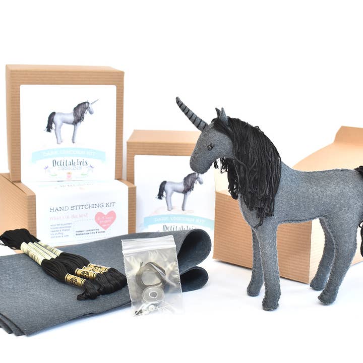 DelilahIris Designs - Vente Kits de couture - Kit de couture en feutre DIY - Licorne foncée1