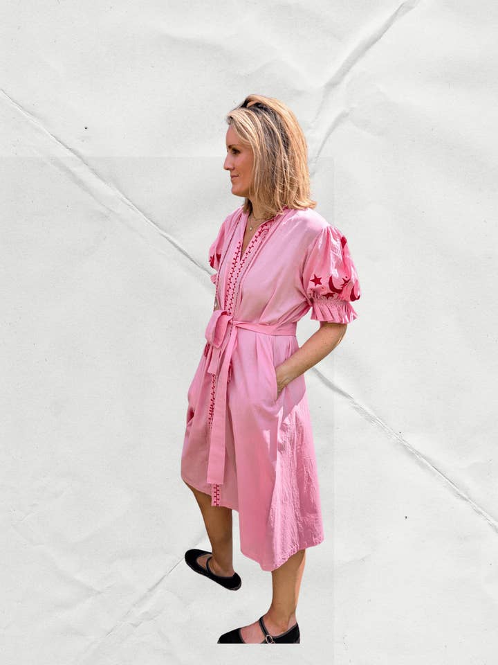 LNH EDIT - Vendita all'ingrosso Vestito - Donna - Abito lungo in cotone rosa con ricami Astrid – Artigianale da Jaipur