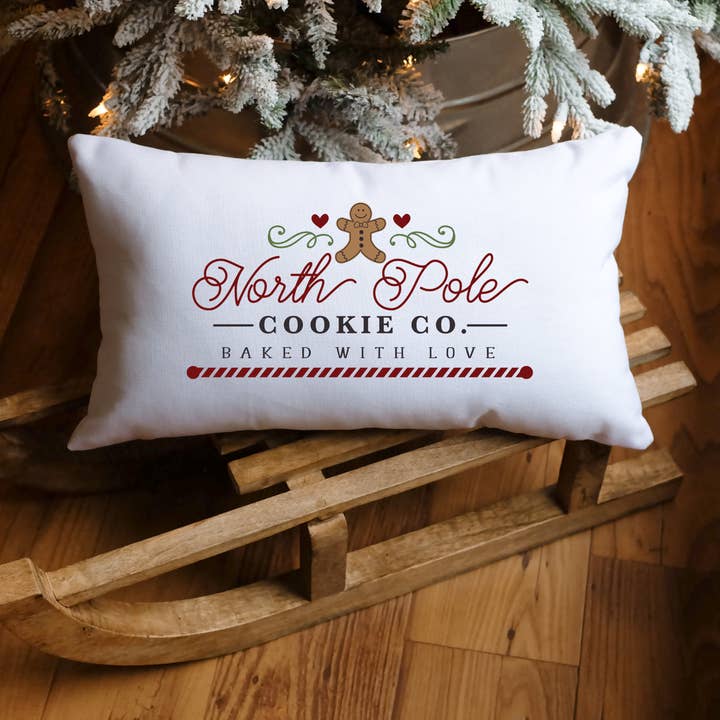 Housse de coussin rectangulaire de Noël North Pole Cookie Co pour la vente par Wild & Untamed Designs
