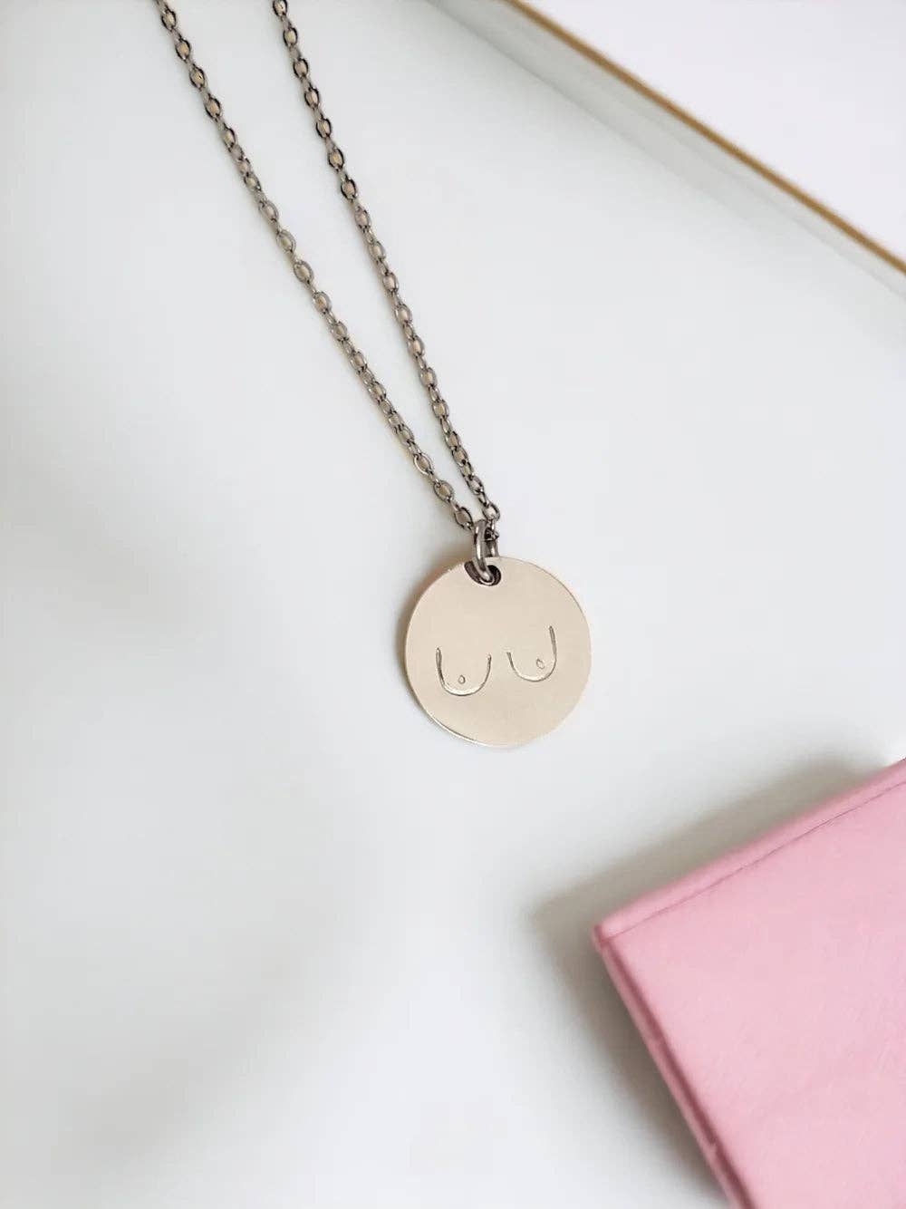 Rudies and Co – Großhandel Kette mit Anhänger/Charm – The Boob / Brustscheiben-Anhänger3