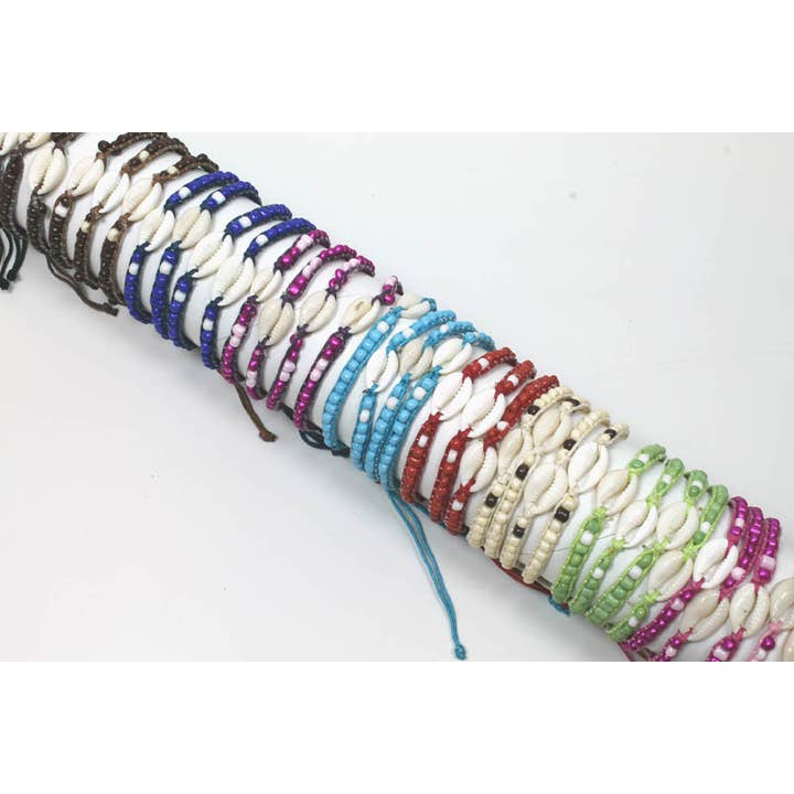 Röhre aus Kaurimuscheln & farbigen Perlen geschnürte Armbänder für den Großhandel von Western Counties Wholesale