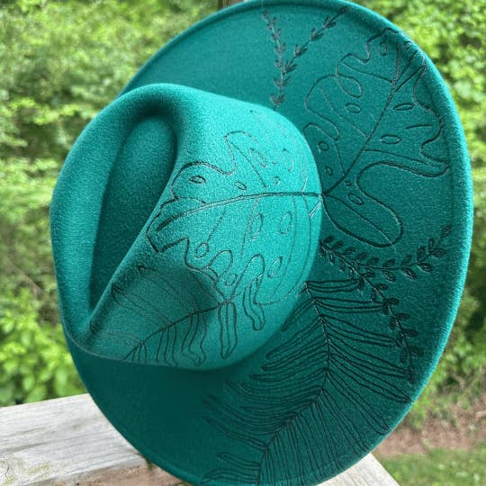 Chapéu Fedora de Aba Ocidental com Folhas Pirográficas Monstera por atacado de She's Crafty AVL