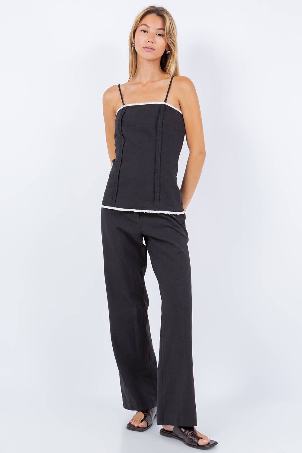 Whiteroom+Cactus – wholesale Blus - Dam – KONTRAST ÄRMLÖS TOPP6