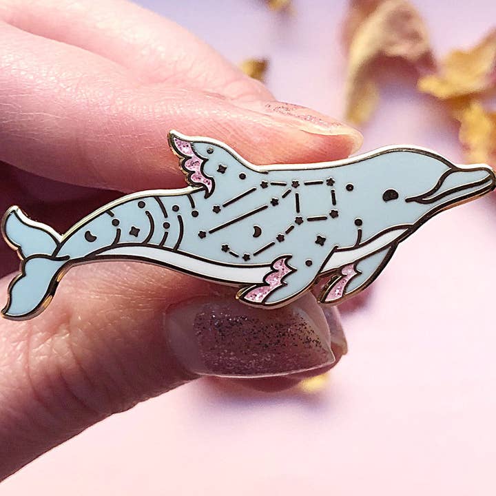 Pegasus Constellation Bottlenose Dolphin (Ett eko i universum) Emalj Pin för wholesale av Alum and Ink