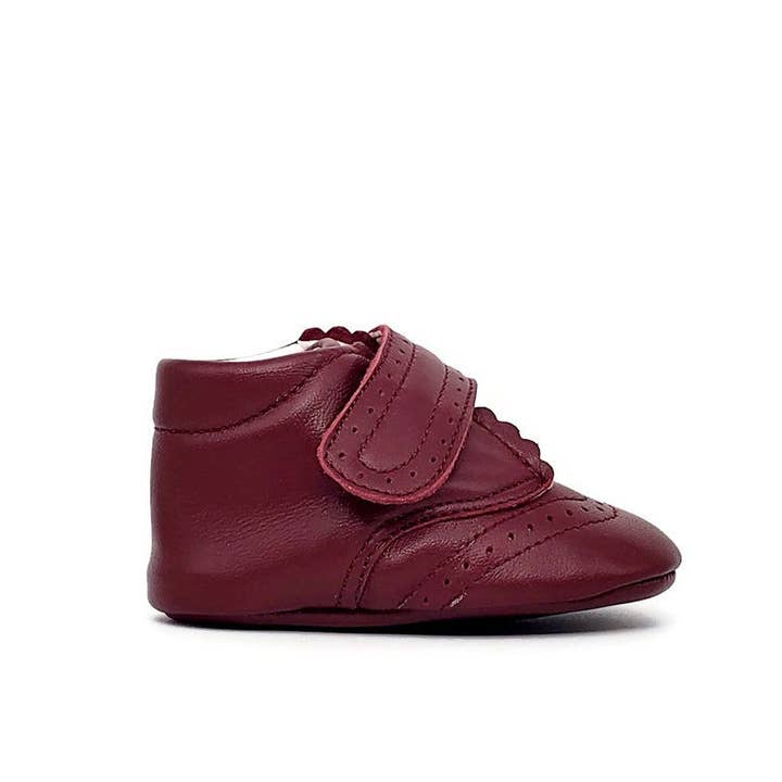 Chaussures de berceau pour bébé - Oxford magenta+velcro pour la vente par Tippy Tot Shoes