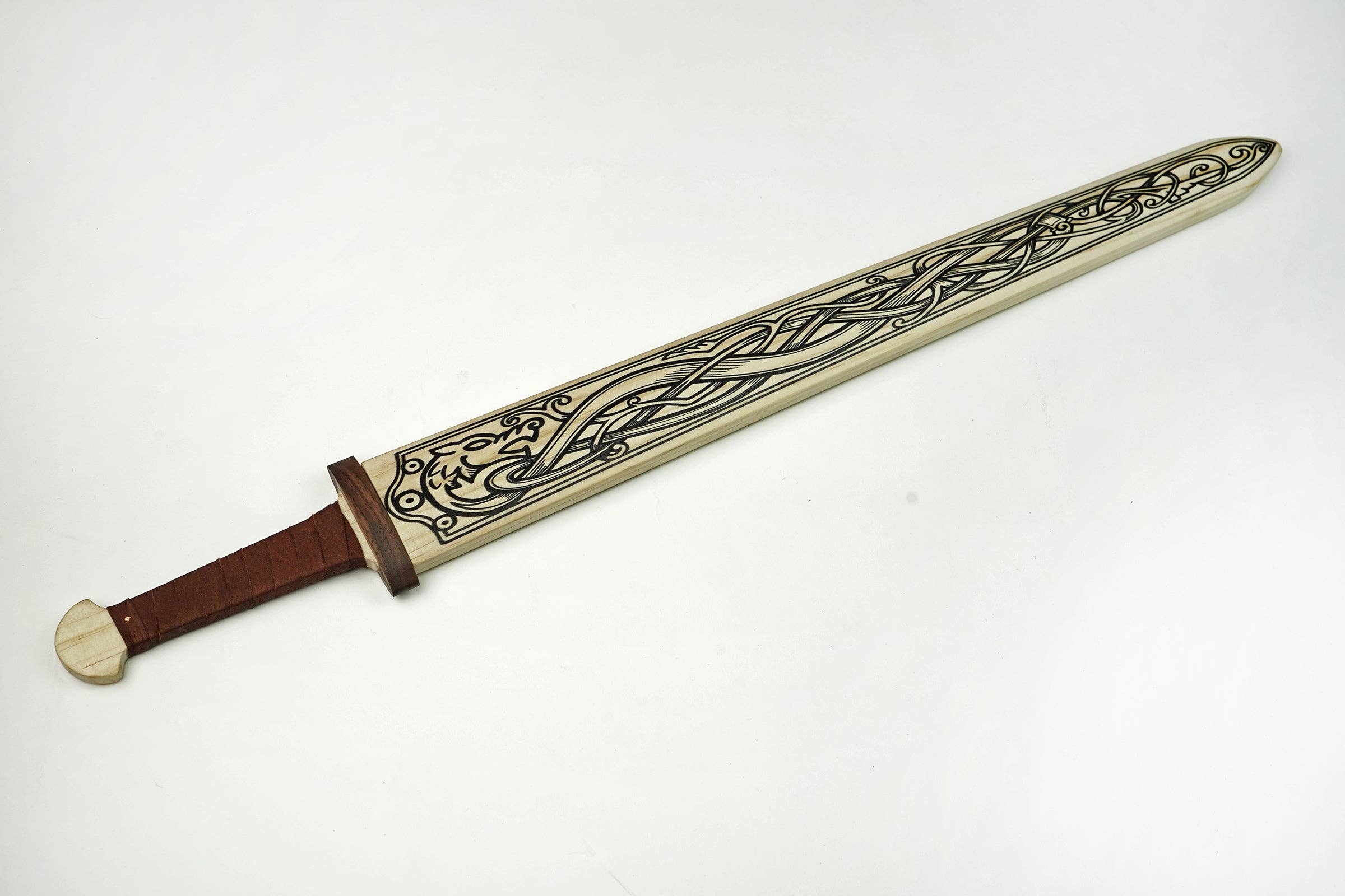 Backwoods Provisions - Vente Jouet en bois – enfant - Mini épée viking en bois avec motif nordique clair ou foncé4