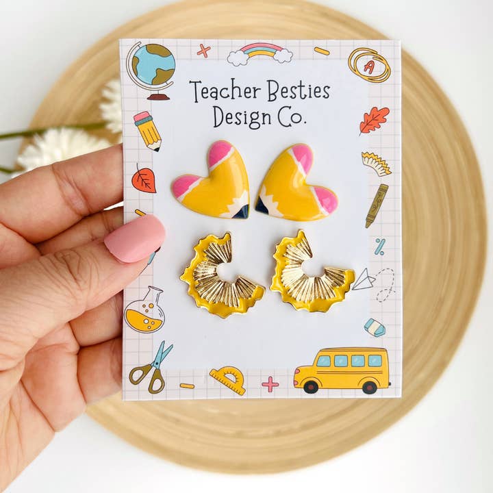 Örhängen med Pennhjärta och Spån | Smyckesgåvor till Lärare för wholesale av Tiny Gift Society