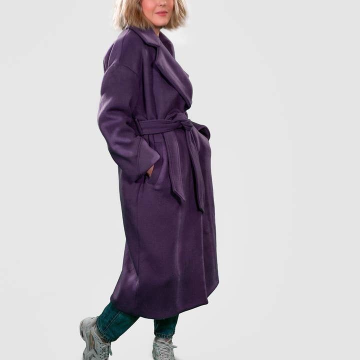 Cappotto Cover Me in lana viola scuro per la vendita all'ingrosso da parte di Anna Rannestad Design AS