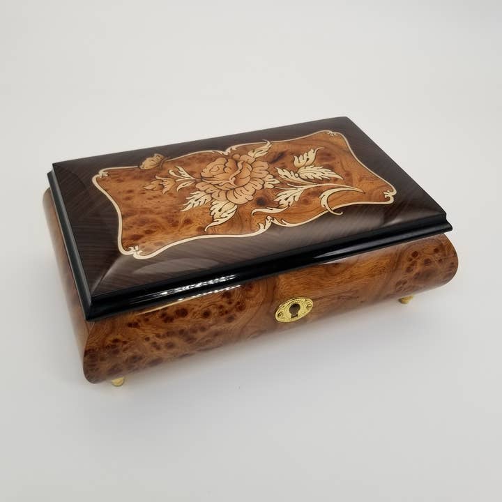 Spieluhr mit Rosenintarsien-Design - 02ROB für den Großhandel von Alice Sturzinger LLC