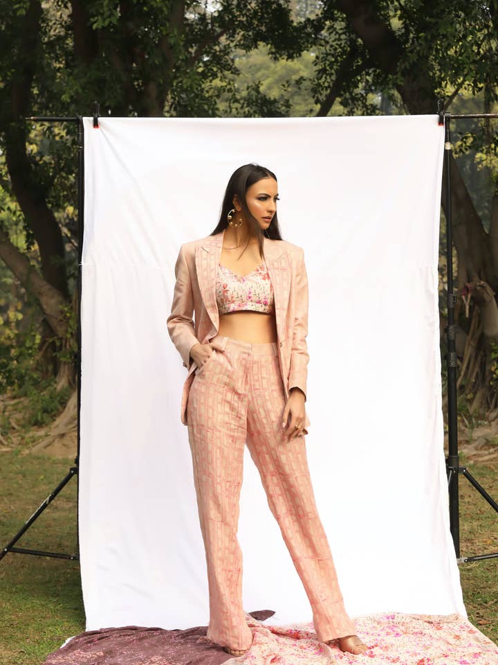 Studio Swiatlo - Vendita all'ingrosso Completo - Donna - Completo in lino rosa con design geometrico5