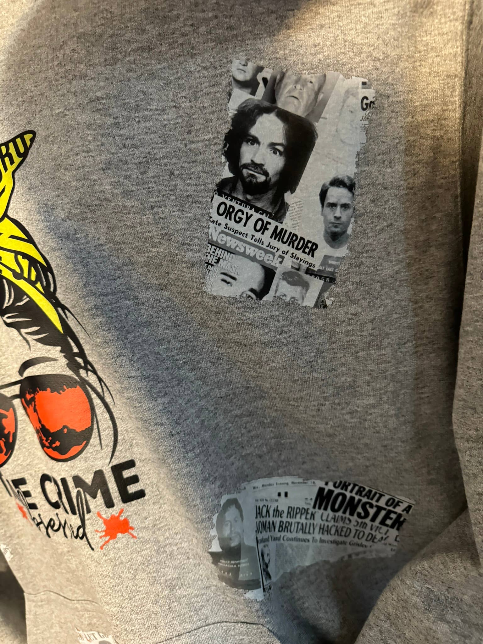 Zombie Paws – wholesale Hoodie - Dam – True Crime Obsessed Hoodie Med Nyheter Klippbilder4