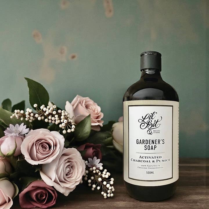Aktiveret trækul & pimpsten gartnersæbe 500 ml - Økologisk for engroshandel hos Lil'Bit Better