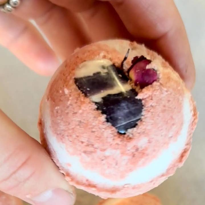 GROS Rose & Chevron Améthyste Bombe de Bain à l'Argile Kaolin pour la vente par Namaste Home