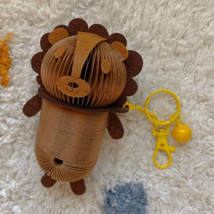 Paper Pops - Wholesale Fidget toy – Kids - Ludo the Lion Paper Slinky Charm0