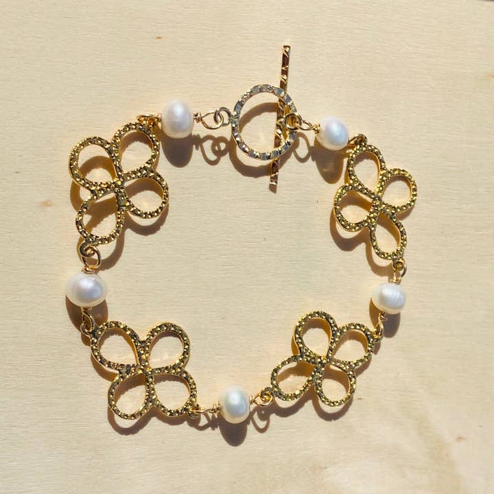 Pulseira Blooming Clovers and Pearls Toggle por atacado de Lexi Jewelry