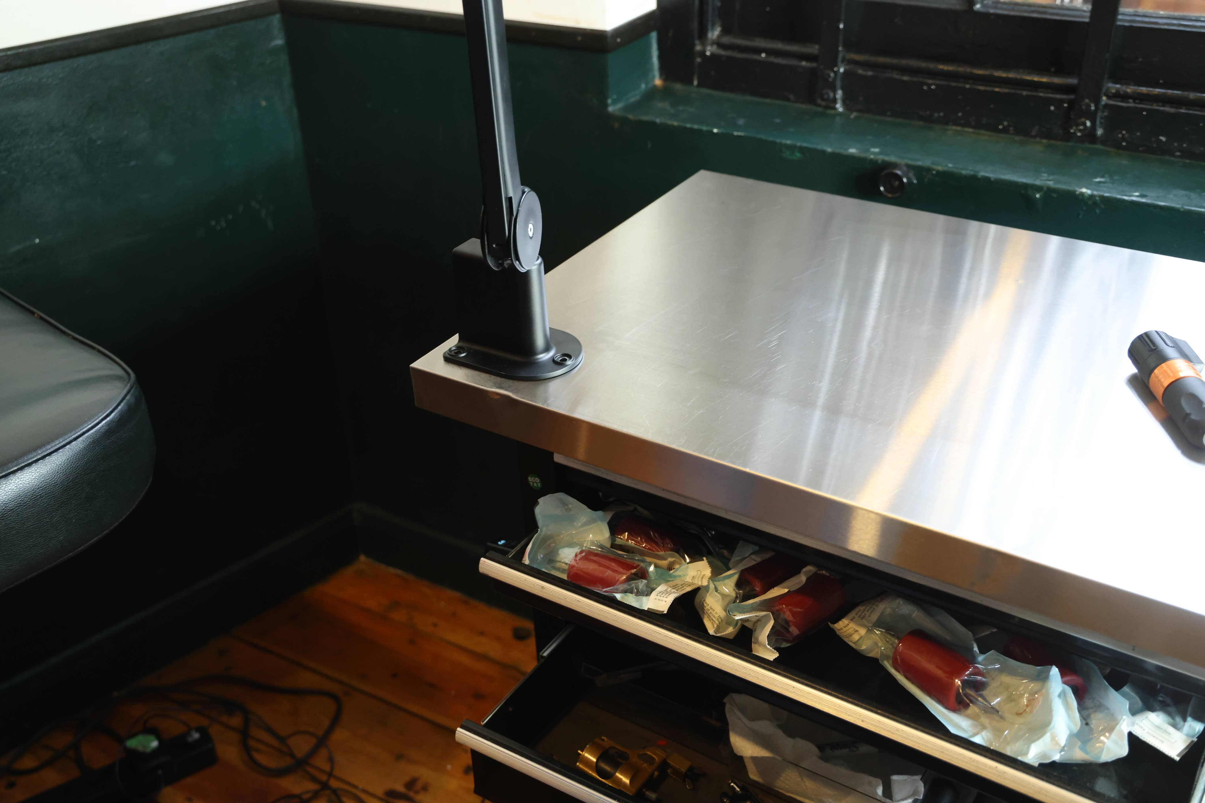 Daylight Company - Wholesale Craft Tool - Aura ring light - on arm7