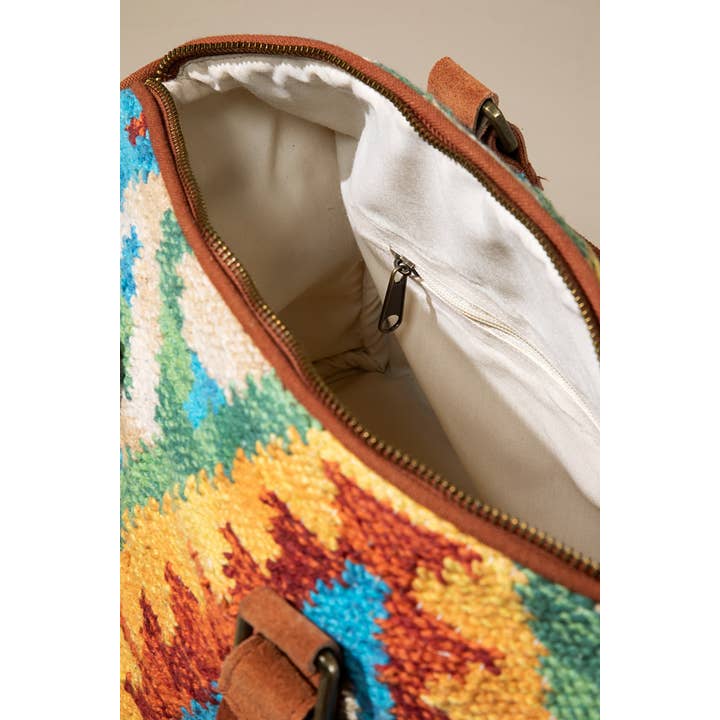 Carmel Sac Boston Carmel aux motifs ethniques tissés main teintés en fil, anse et pampilles en véritable daim en vente sur Faire5