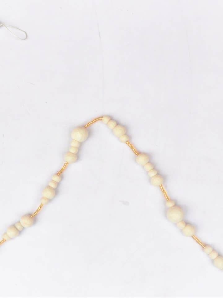 Guirlande de pompons artisanale de 1,5 m avec perles dorées pour la vente par Giftsland