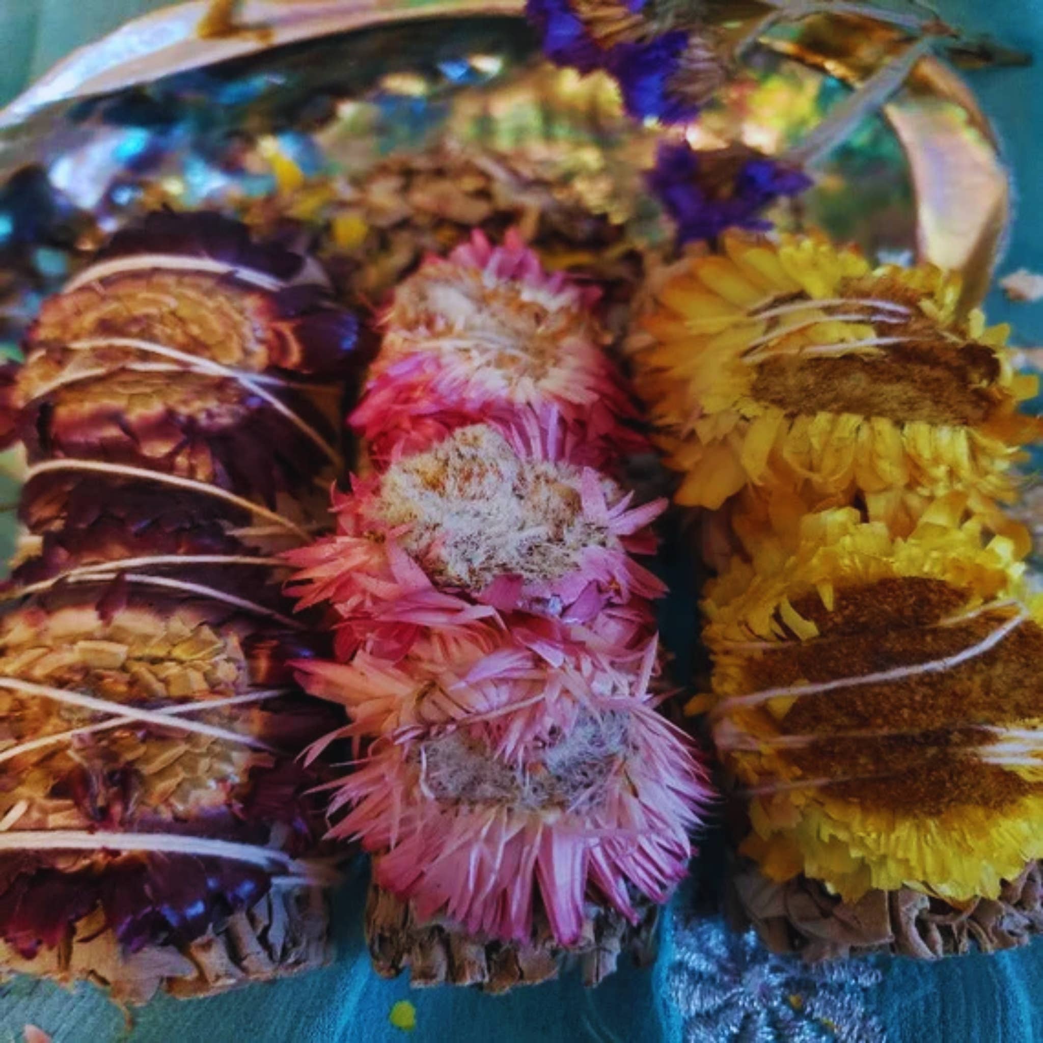 Third Eye Sage - Wholesale Wierrookbundel - Bundeltje met Smudge Sticks van Straw Flowers & White Sage 4"2