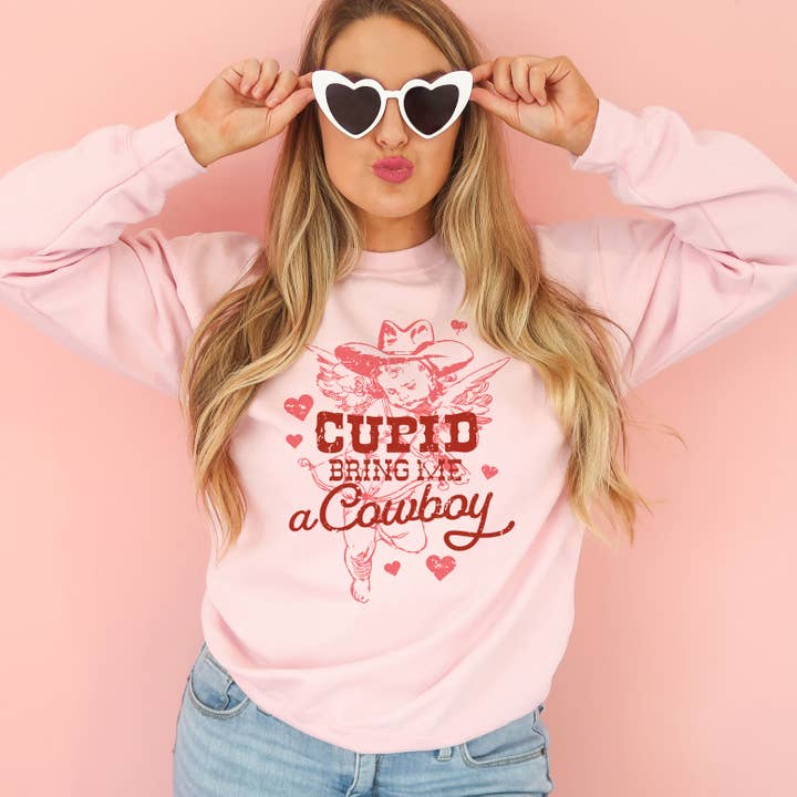 Sweat-shirt à col rond Cupid Bring Me A Cowboy pour la vente par Untamed Country