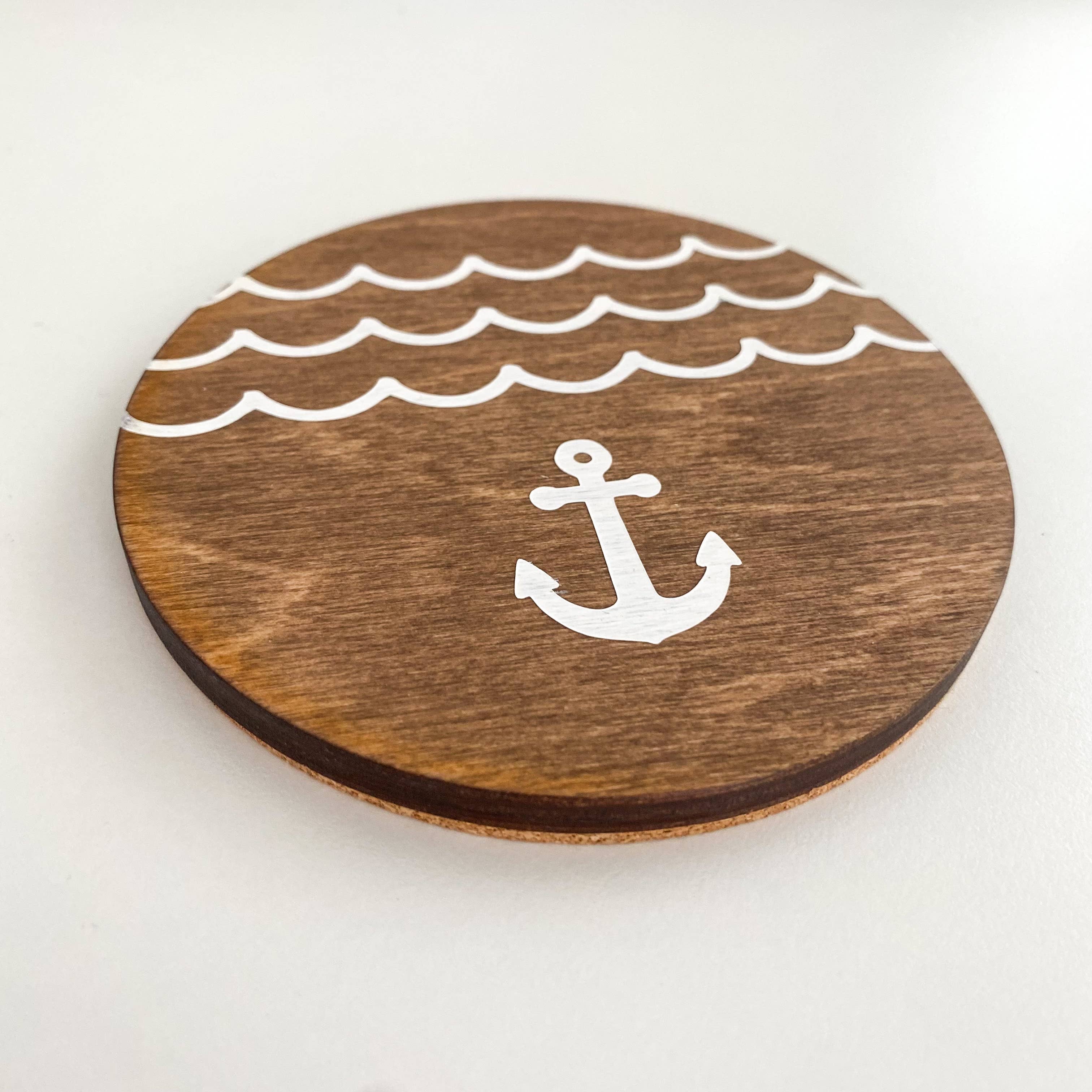 Hometown Hello – Base de copos por atacado – Base de Copo Onda e Âncora | Base de Copo Redonda de Madeira com Fundo de Cortiça1