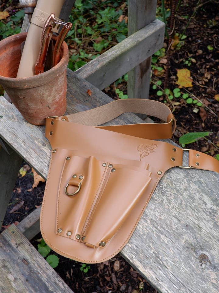 Ceinture à outils de jardin en cuir végétalien pour la vente par Laura Hooper Design House