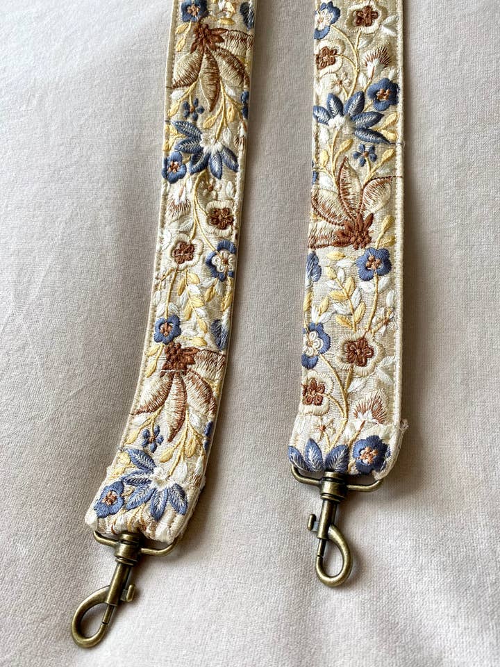 Bagstrap: Laila in Beige – handgefertigter Taschengurt mit floraler Stickerei für den Großhandel von Temple of Treasure