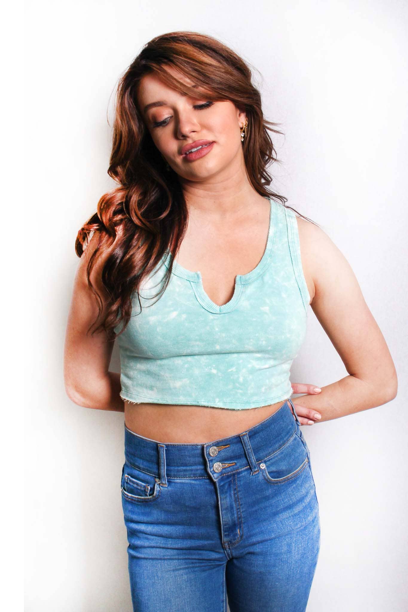 Good Stuff Apparel – Engroshandel Strikket top - Dame – Ærmeløs V-hals Tie Dye Cropped Top til kvinder3