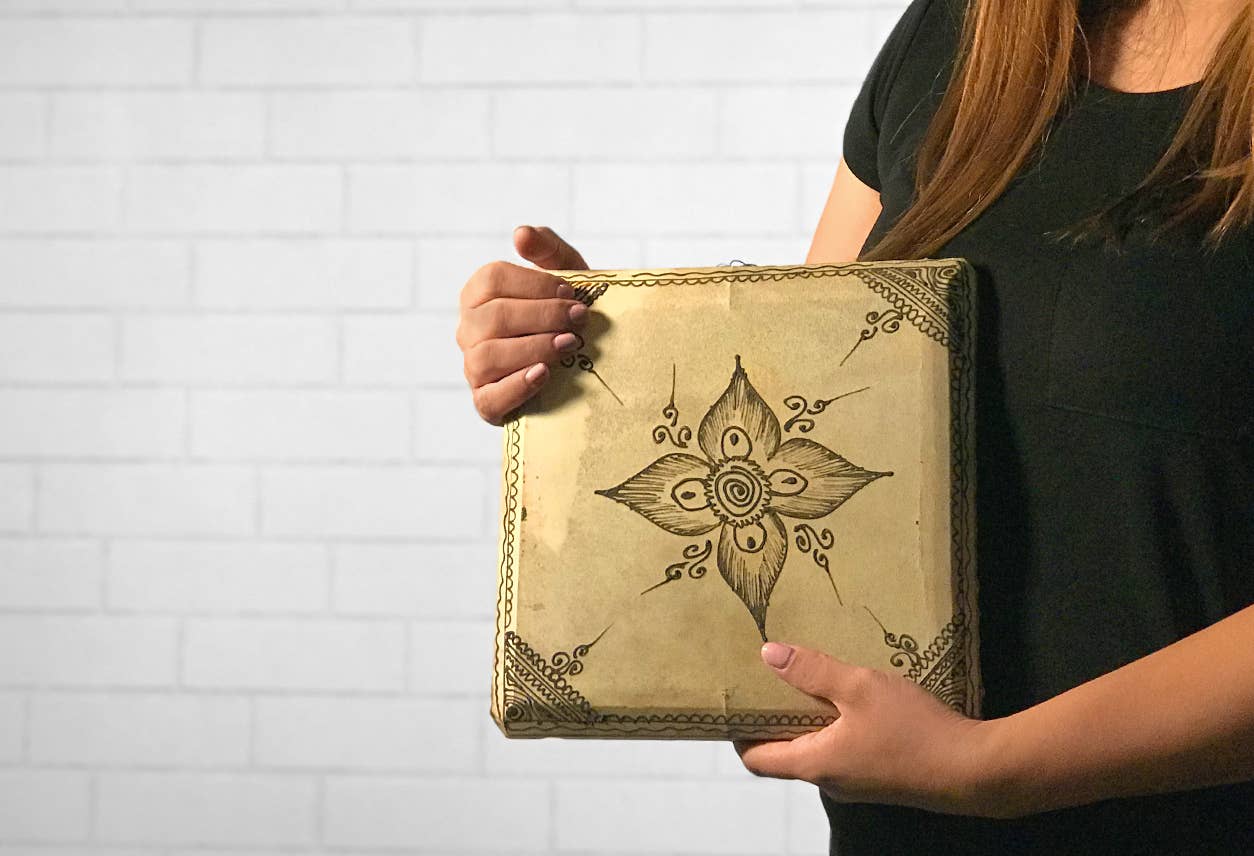 Verve Culture – Engroshandel Musikinstrument – Marokkansk firkantet tromme med gedeskind og henna9