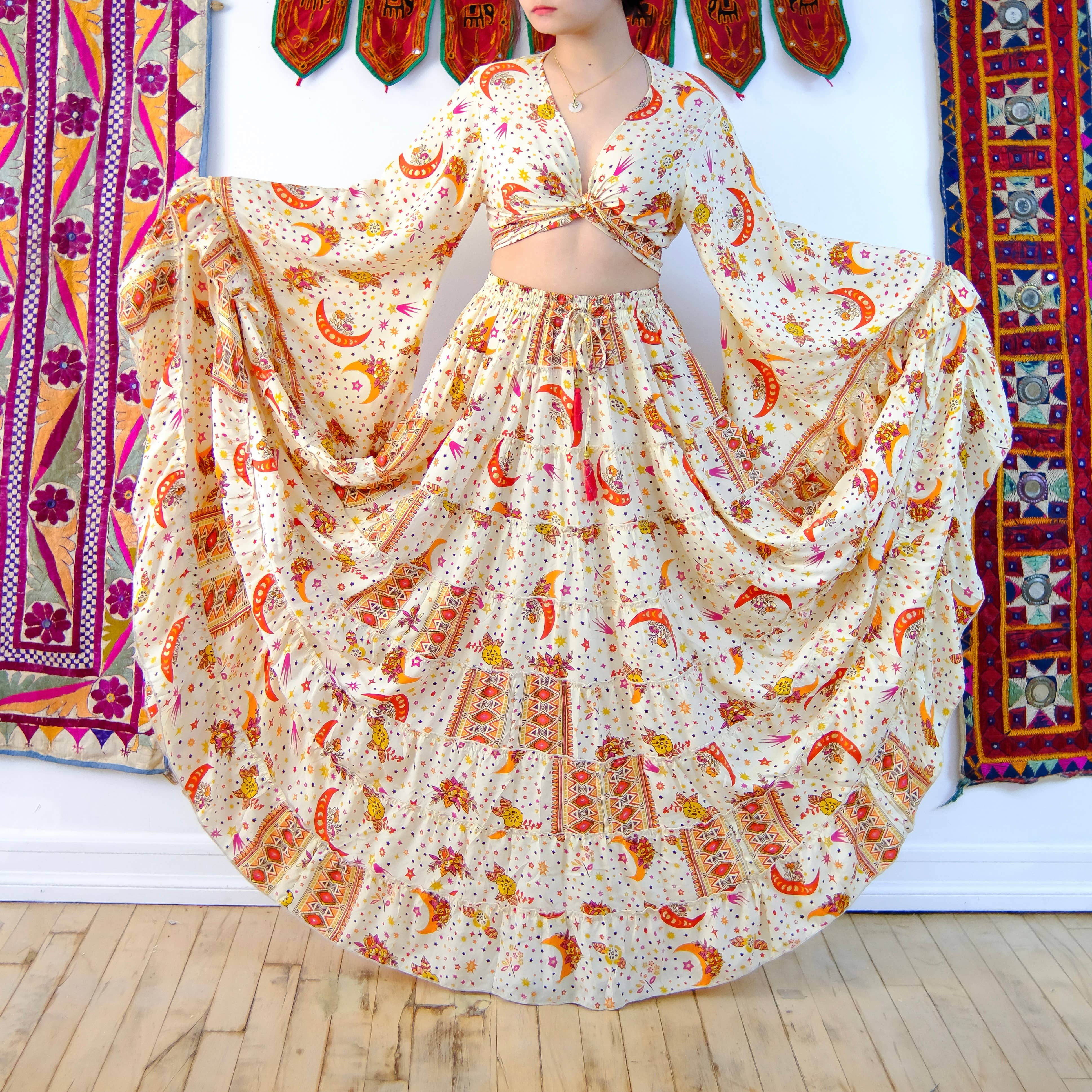 Karma Nepal Crafts – Engroshandel Top- og nederdelsæt - Dame – Flowy Silke Tiered Nederdel Set med Flare ærmet Top13