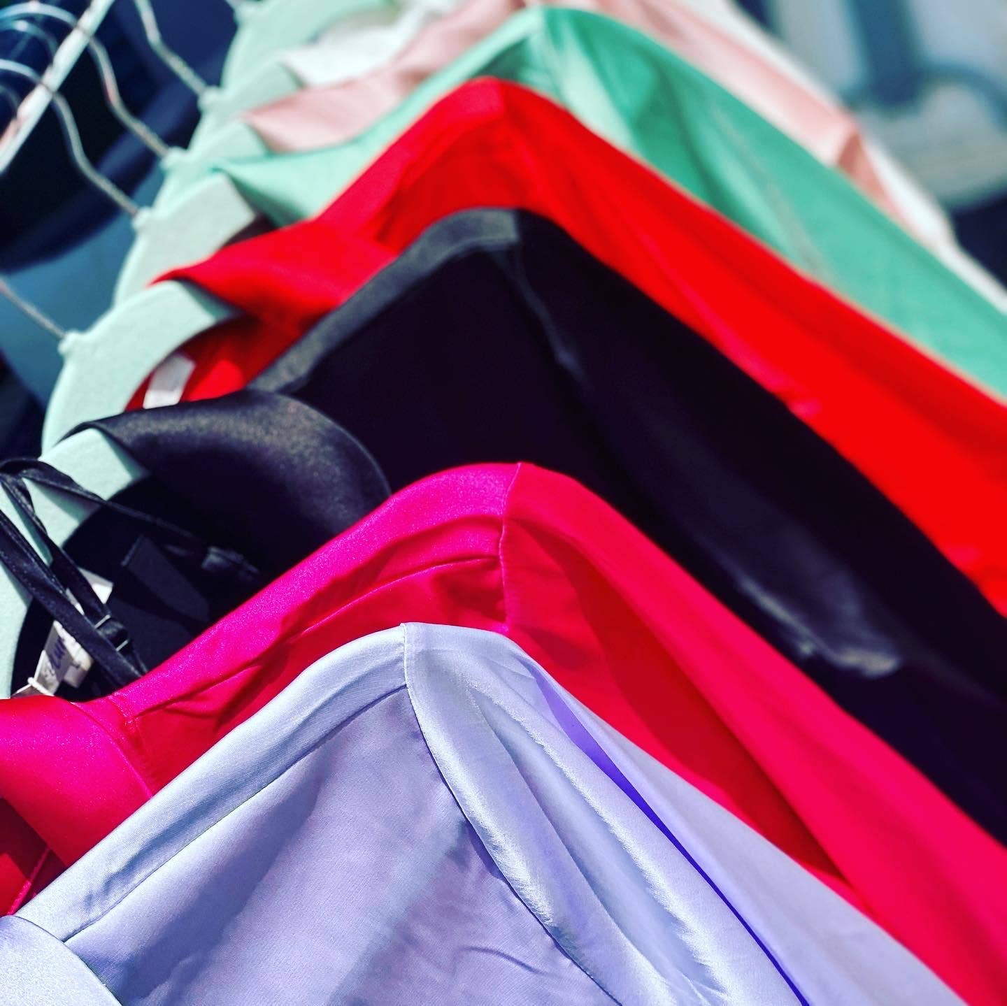 Plume AF Design - Vente Haut et bas de pyjama – femme - Pyjama extensible en satin avec garniture en plumes d'autruche amovible26