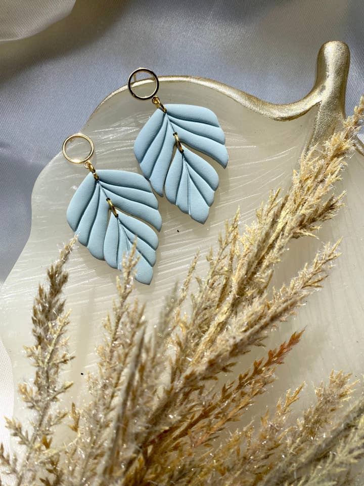 Harper lichtgewicht bengelende oorbellen met 18-karaats gouden plating voor wholesale door Rachel Ray Co