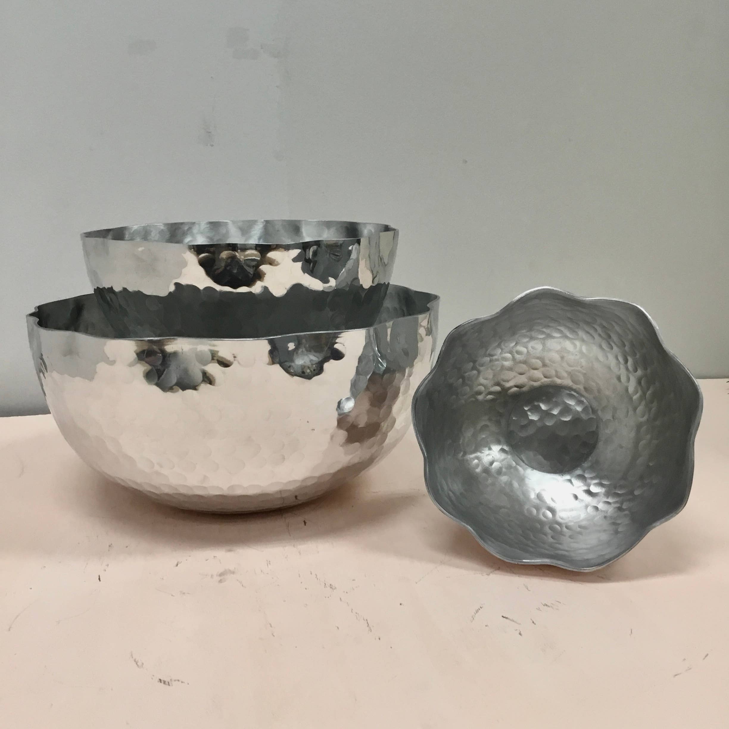 India Handicrafts Inc – wholesale Decorative plate/dish/bowl – Hammered Aluminum Petal Bowls S/36