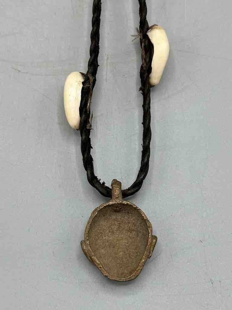 The Niger Bend – Colar pingente/pendente por atacado – Colar Máscara Latão Shell Couro & Cowrie Shell - Mali6